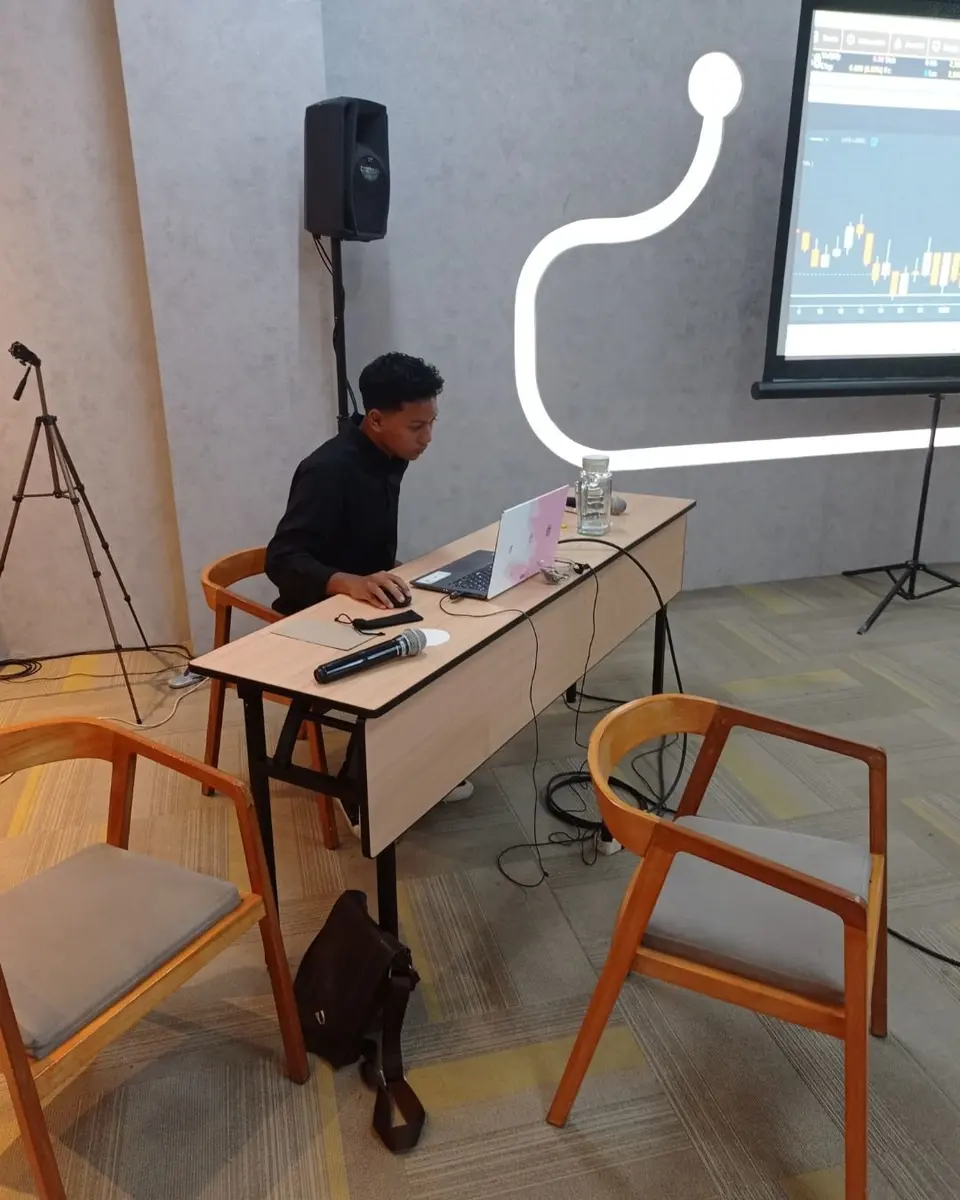 Mentor Profita Institute praktik langsung di depan layar